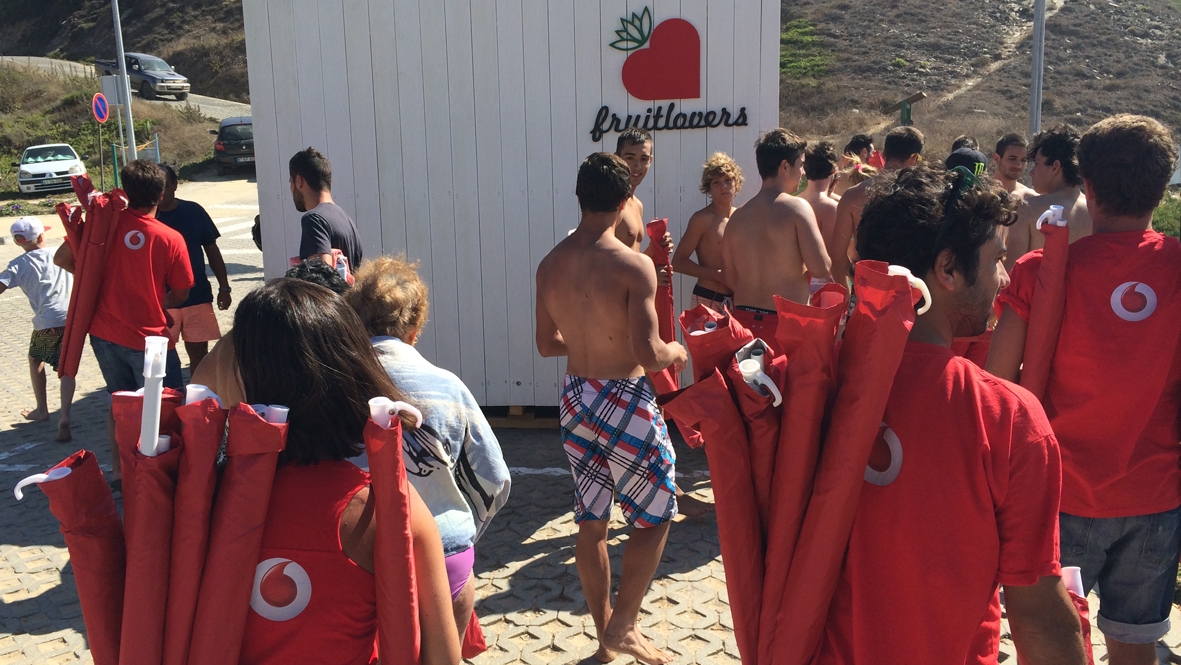Accao-Verao-Vodafone_Distribuicao-Chapeus-de-Sol-e-Geleiras